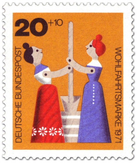 Stamp: Holzspielzeug: Frauen am Butterfass